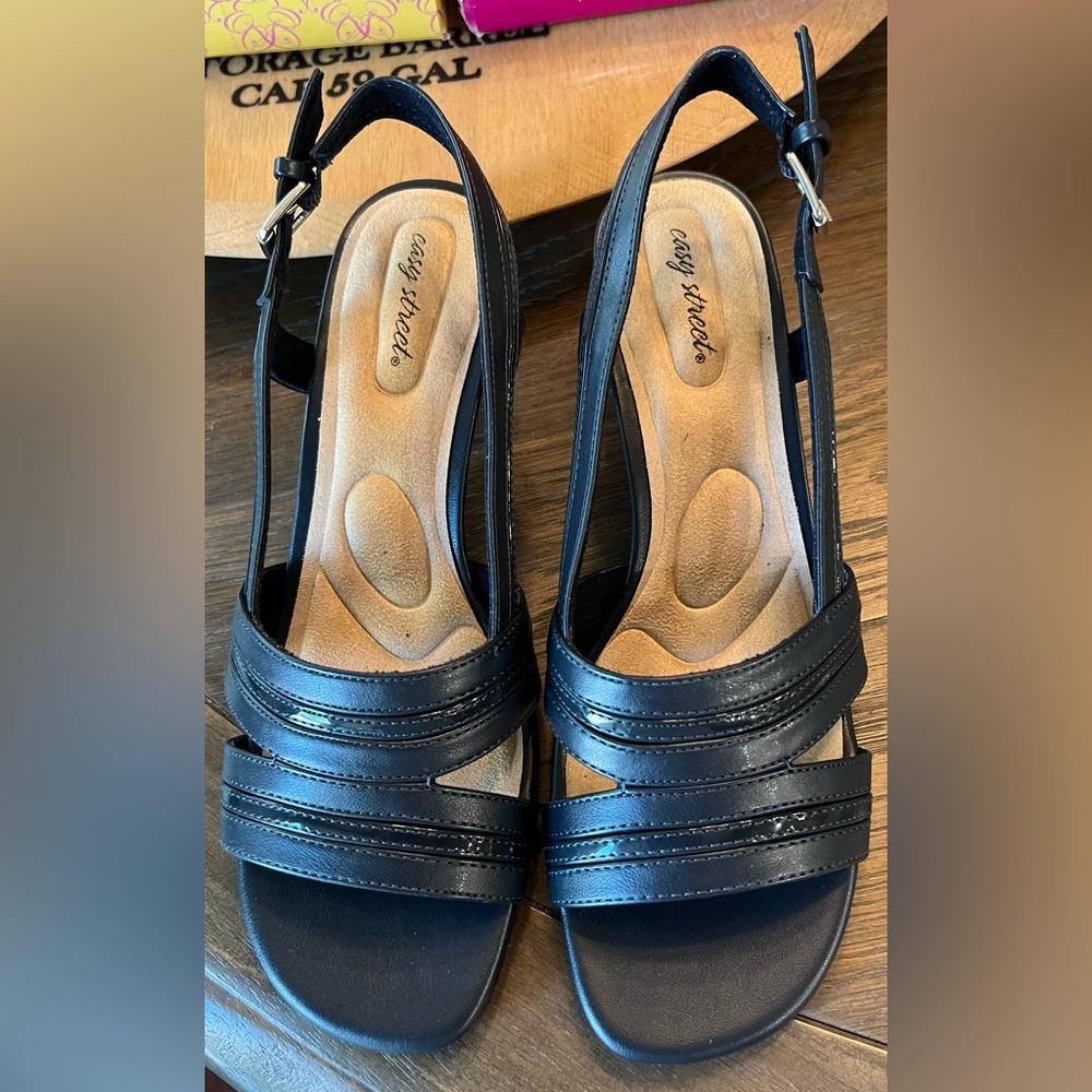 Easy Street - New In Box - 8WW - 2” Kitten Heal - Navy Women's Sandals
